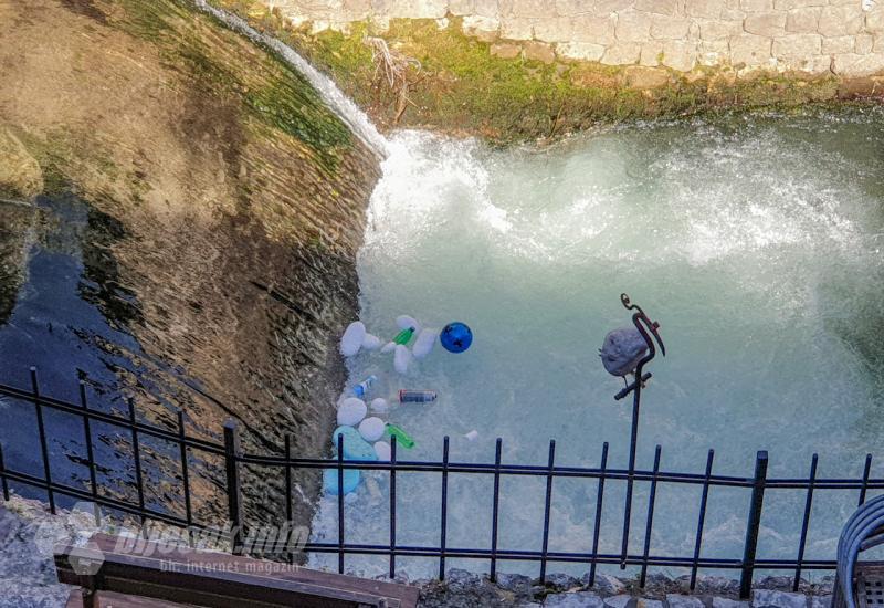Proljetna razglednica iz Mostara: Radobolja zatrpana smećem